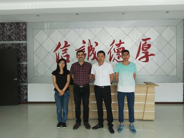 M. Reza Rousta先生與創(chuàng)想儀器總經(jīng)理、外貿(mào)經(jīng)理等合影