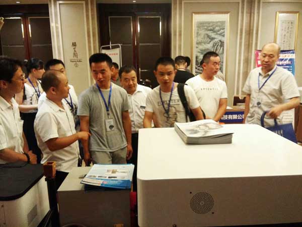 直讀光譜儀產品一出場就吸引了眾多鑄造行業專家的目光。